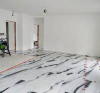 Novostavba 4-izbového rodinného dvojdomu v obci Žihárec - Interiér rodinného domu s podlahou s mramorovým dekorom a bielymi stenami.