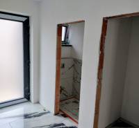 Novostavba 4-izbového rodinného dvojdomu v obci Žihárec - Interiér rodinného domu s bielymi stenami a podlahou s mramorovým vzorom.