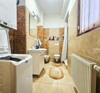  Veľkometrážny 3 izbový byt v kúpeľnom meste Trenčianske Teplice  - Kúpeľňa s práčkou, umývadlom, toaletou a svetlou keramickou dlažbou v 3-izbovom byte.