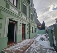  Veľkometrážny 3 izbový byt v kúpeľnom meste Trenčianske Teplice  - Zasnežený vstup k 3-izbovému bytu na Šrobárovej ulici v Trenčianskych Tepliciach.