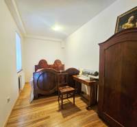  Veľkometrážny 3 izbový byt v kúpeľnom meste Trenčianske Teplice  - Spálňa s starožitným nábytkom, posteľou a skriňou s podlahou s dreveným dekorom.