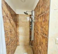  Veľkometrážny 3 izbový byt v kúpeľnom meste Trenčianske Teplice  - Sprchový kút s keramickým obkladom a závesom v 3-izbovom byte.