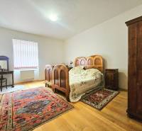  Veľkometrážny 3 izbový byt v kúpeľnom meste Trenčianske Teplice  - Spálňa v 3-izbovom byte s dreveným dekorom a vintage nábytkom.