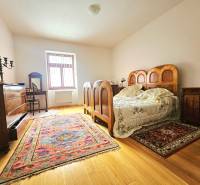  Veľkometrážny 3 izbový byt v kúpeľnom meste Trenčianske Teplice  - Spálňa s dreveným nábytkom a dekorom, koberec, 3-izbový byt, podlaha s dreveným dekorom.