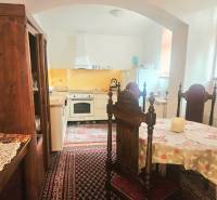  Veľkometrážny 3 izbový byt v kúpeľnom meste Trenčianske Teplice  - Kuchyňa v 3-izbovom byte s dreveným nábytkom a vintage koberec.