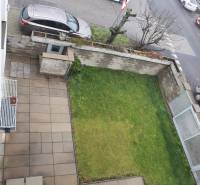 Na predaj rodinný dom na Súľovskej 56 v Bratislave - Pohľad zhora na záhradu a terasu rodinného domu s parkovaním na ulici Súľovská.