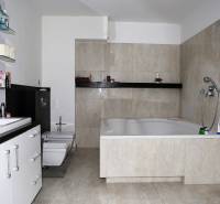 Na predaj rodinný dom na Súľovskej 56 v Bratislave - Kúpeľňa s veľkou vaňou a svetlými obkladmi v rodinnom dome.