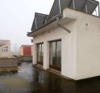 Na predaj rodinný dom na Súľovskej 56 v Bratislave - Rodinný dom na Súľovskej ulici v Bratislave - Ružinove, s terasou a solárnymi panelmi.