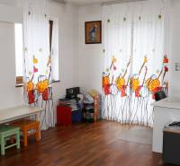 Na predaj rodinný dom na Súľovskej 56 v Bratislave - Detská izba v rodinnom dome s farebnými závesmi a podlahou s dreveným dekorom.