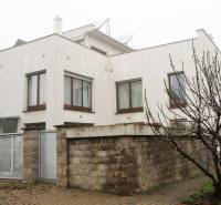 Na predaj rodinný dom na Súľovskej 56 v Bratislave - Rodinný dom na Súľovskej ulici, Bratislava - Ružinov s príjazdovou cestou a plotom z tehál.