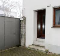 Na predaj rodinný dom na Súľovskej 56 v Bratislave - Vstup do rodinného domu na Súľovskej v Bratislave - Ružinove, vedľa kovovej brány.