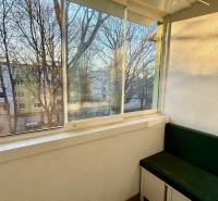 * 3i byt po rekonštrukcii, G. Dusíka, Prednádražie I., Trnava - Zasklený balkón v 3-izbovom byte so zelenou lavicou a výhľadom na stromy.