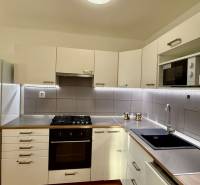 * 3i byt po rekonštrukcii, G. Dusíka, Prednádražie I., Trnava - Kuchyňa v 3-izbovom byte s bielymi skrinkami a vstavaným spotrebičom.
