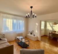 * 3i byt po rekonštrukcii, G. Dusíka, Prednádražie I., Trnava - Obývacia izba v 3-izbovom byte s podlahou s dreveným dekorom a priestranným oknom.