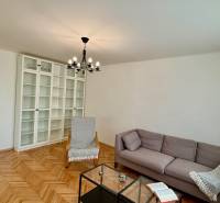 * 3i byt po rekonštrukcii, G. Dusíka, Prednádražie I., Trnava - Obývacia izba v 3-izbovom byte s podlahou s dreveným dekorom, svetlým nábytkom a sedačkou.