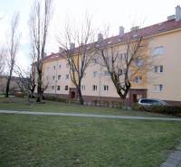 Moderný 2i byt, balkón, tehla, tichá lokalita, Kadnárova ul., Rača - Bytový dom na Kadnárovej ulici v Bratislave - Rači obklopený zeleňou a chodníkom.