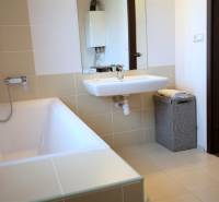 Moderný 2i byt, balkón, tehla, tichá lokalita, Kadnárova ul., Rača - Kúpeľňa s vaňou, umývadlom a práčkovým kôšom v 2-izbovom byte.