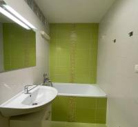 PRENÁJOM, 2 izbový byt na Dobrianskeho ulici, Humenné - Kúpeľňa v 2-izbovom byte so zelenými obkladmi, umývadlom a vaňou.