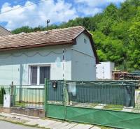 Rodinný dom po čiastočnej rekonštrukcii - Rodinný dom v Hajnáčke s jednopodlažným dizajnom, krytý strechou a zeleným plotom.