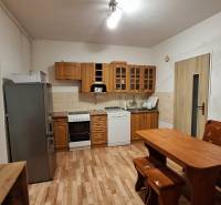 Rodinný dom po čiastočnej rekonštrukcii - Kuchyňa v rodinnom dome s dreveným dekorom a klasickým nábytkom.