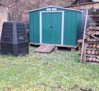 Rodinný dom po čiastočnej rekonštrukcii - Rodinný dom v Hajnáčke so zeleným záhradným domčekom, kompostérom a skladom dreva.