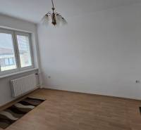 3-izbový byt so záhradou a garážou – Sadová ulica, Piešťany - Izba s veľkými oknami, podlahou s dreveným dekorom a lustrom v 3-izbovom byte.