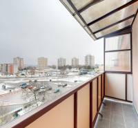  PRENÁJOM - Garsónka s balkónom Holíč, Lúčky 11 - Zimná panoráma z balkóna garsónky na Lúčkach v Holíči, výhľad na panelové domy.