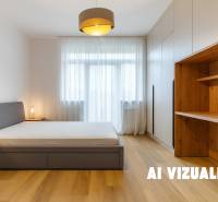 PREDAJ | 3i tehlový BYT, 90 m², centrum PO, balkón , Klimatizácia ... - Spálňa s dvojposteľou, zabudovanými skriňami a podlahou s dreveným dekorom v 3-izbovom byte.