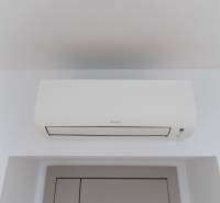 PREDAJ | 3i tehlový BYT, 90 m², centrum PO, balkón , Klimatizácia ... - Klimatizácia v 3-izbovom byte, biela jednotka na bielej stene.