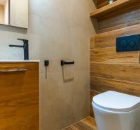 PREDAJ | 3i tehlový BYT, 90 m², centrum PO, balkón , Klimatizácia ... - Kúpeľňa v 3-izbovom byte s podlahou a obkladmi s dreveným dekorom.