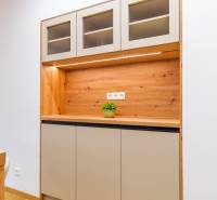 PREDAJ | 3i tehlový BYT, 90 m², centrum PO, balkón , Klimatizácia ... - Kuchynská linka s hornými skrinkami, drevený dekor a rastlina v 3-izbovom byte.