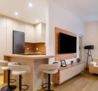 PREDAJ | 3i tehlový BYT, 90 m², centrum PO, balkón , Klimatizácia ... - Kuchyňa a obývacia izba v 3-izbovom byte s podlahou s dreveným dekorom, útulné sedenie.