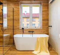 PREDAJ | 3i tehlový BYT, 90 m², centrum PO, balkón , Klimatizácia ... - Kúpeľňa s vaňou, podlahou s dreveným dekorom v 3-izbovom byte.