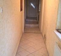 Na predaj rodinný dom Levice!. - Úzky interiérový chodník s dlažbou a dreveným stropom v rodinnom dome.