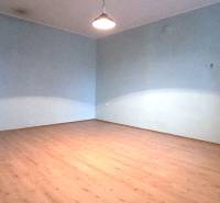 Na predaj rodinný dom Levice!. - Izba v rodinnom dome s podlahou s dreveným dekorom a modrými stenami.