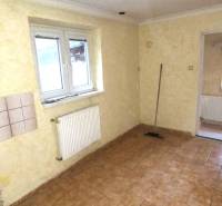 Na predaj rodinný dom Levice!. - Miestnosť v rodinnom dome s kachličkami na stene a dlažbou na podlahe.