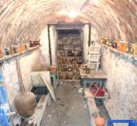 Na predaj rodinný dom Levice!. - Podzemná pivnica v rodinnom dome s tehlovým stropom a policami so zaváraninami.