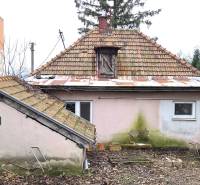 Na predaj rodinný dom Levice!. - Rodinný dom na ulici 29. augusta v Leviciach, s ošumelou fasádou a záhradou.