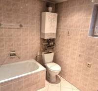 Na predaj rodinný dom Levice!. - Kúpeľňa v rodinnom dome s vaňou, toaletou a kúrením na stene.