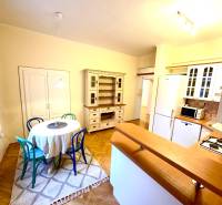 Horský Park:Na prenájom veľkometrážny, 4i, charizmatický byt - Jedáleň v 4-izbovom byte s okrúhlym stolom a podlahou s dreveným dekorom.