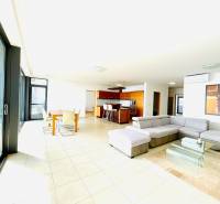 Koliba:Na prenájom 4i, lux. byt,terasa, bazén/eng.text inside - Svetlá obývacia izba v 4-izbovom byte s pohovkou a jedálenským stolom.