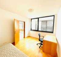 Koliba:Na prenájom 4i, lux. byt,terasa, bazén/eng.text inside - Izba v 4-izbovom byte s podlahou s dreveným dekorom, pracovný stôl a stolička.