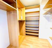 Koliba:Na prenájom 4i, lux. byt,terasa, bazén/eng.text inside - Šatník s policami a podlahou s dreveným dekorom v 4-izbovom byte.