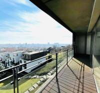 Koliba:Na prenájom 4i, lux. byt,terasa, bazén/eng.text inside - Balkón 4-izbového bytu na Zlatej nohe ponúka výhľad na Bratislavu - Nové Mesto.