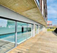 Koliba:Na prenájom 4i, lux. byt,terasa, bazén/eng.text inside - Exteriér 4-izbového bytu so sklenenou fasádou na ulici Na Zlatej nohe, Bratislava - Nové Mesto.