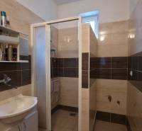 4i rodinný dom s garážou, 8á pozemok s vlastnou studňou, Križovany - Kúpeľňa s umývadlom a sprchovým kútom, ladená v svetlých tónoch dlaždíc.