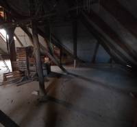 4i rodinný dom s garážou, 8á pozemok s vlastnou studňou, Križovany - Podkrovný priestor rodinného domu s drevenými trámy a uskladnenými debnami.