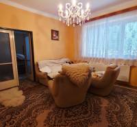 4i rodinný dom s garážou, 8á pozemok s vlastnou studňou, Križovany - Obývacia izba v rodinnom dome s kobercami, lustrom a pohodlnými kreslami.