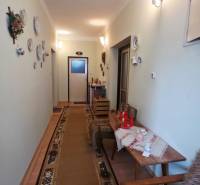 4i rodinný dom s garážou, 8á pozemok s vlastnou studňou, Križovany - Chodba v Rodinnom dome s dekoratívnymi taniermi na stene a kobercom.