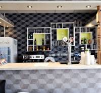 Kaviareň v Top lokalite mesta Šaľa na predaj - Barový pult s nápojmi a pivnými kohútikmi v obchodných priestoroch.